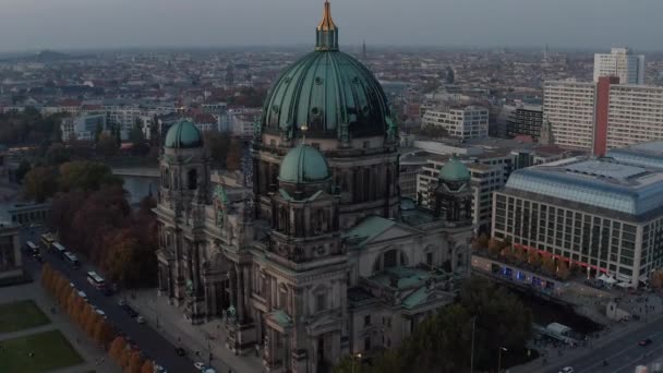 AERIAL: Close-up van de kathedraal van Berlijn, Duitsland in herfstkleuren bij prachtige zonsondergang — Stockvideo