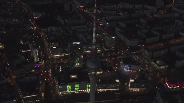 AERIAL: Nachts über dem Berliner Fernsehturm Alexanderplatz mit City-Ampel — Stockvideo