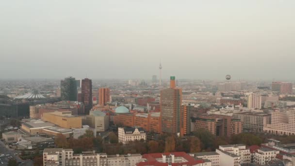 AERIAL: Vista sobre Berlim, Alemanha Cityscape com Alexanderplatz TV Tower e Potsdammer Platz em Beautiful Orange Autumn Sunlight Haze — Vídeo de Stock