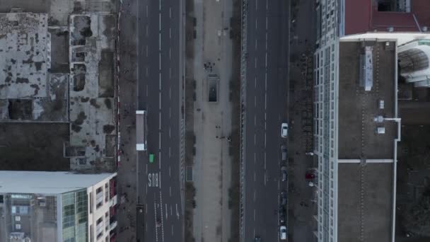 AERIAL: Όμορφη θέα στο κέντρο του Βερολίνου με πεζούς στο Sidewalk και κυκλοφορία αυτοκινήτων — Αρχείο Βίντεο
