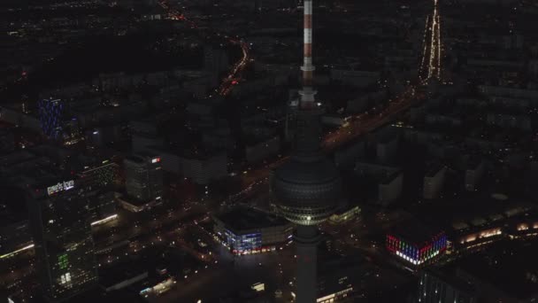 AERIAL: Primer plano de Berlín Alemania TV Tower Alexanderplatz por la noche con el tráfico de City Lights — Vídeo de stock