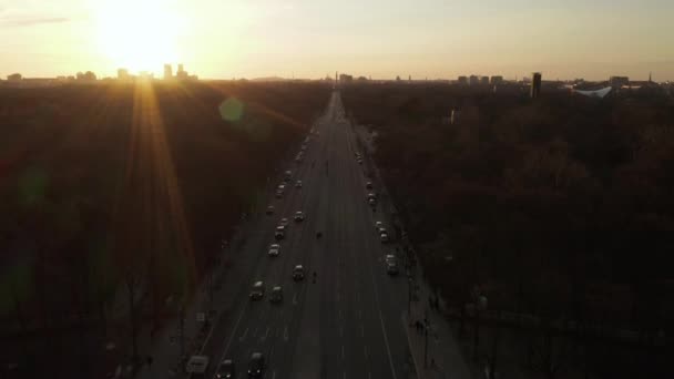 AERIAL: Πάνω από 17 Ιουνίου Street και Tiergarten προς τη στήλη νίκη του Βερολίνου στο όμορφο φως ηλιοβασιλέματος — Αρχείο Βίντεο