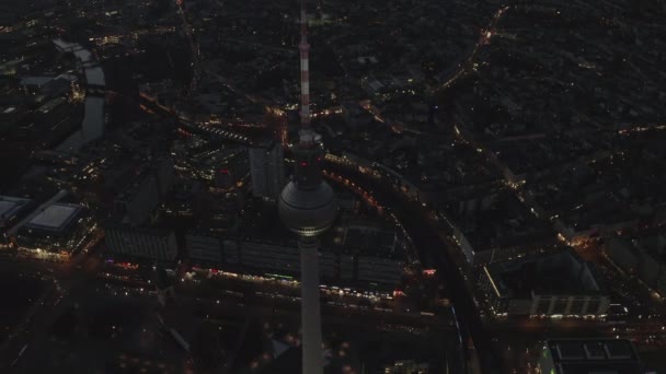 AERIAL: Más de Berlín Alemania TV Tower Alexanderplatz por la noche con el tráfico de City Lights — Vídeos de Stock