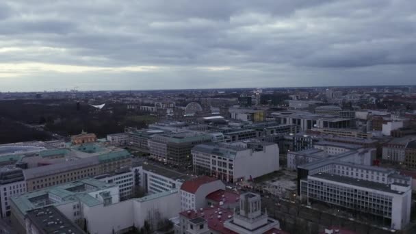 AERIAL: Vuelo lento sobre el centro de Berlín Alemania con vista al Bundestag, Reichstag al atardecer — Vídeo de stock