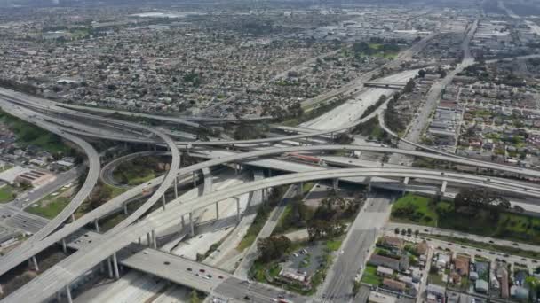 AERIAL: látványos bíró Pregerson Highway bemutató több utak, hidak, Viaduktok kis autó forgalom Los Angeles, Kalifornia gyönyörű napsütéses napon — Stock videók