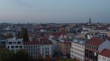 Renkli Berlin, Almanya şehir merkezi Sonbahar renkleriyle Güzel Günbatımında kırmızı, turuncu ve sarı