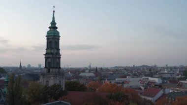 Berlin, Almanya 'da sonbahar renkleriyle kilise kulesi Güzel Günbatımında kırmızı, turuncu ve sarı