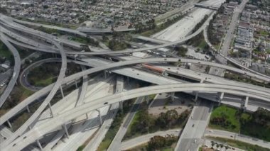 Olağanüstü Yargıç Pregerson Otoyolu, Los Angeles, Kaliforniya 'da güneşli bir günde birden fazla yol, köprü ve viyadük trafiğini gösteriyor. 