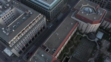 Araba trafiğiyle yavaşça Berlin Merkez Caddesi 'nin etrafından dönüyor. 