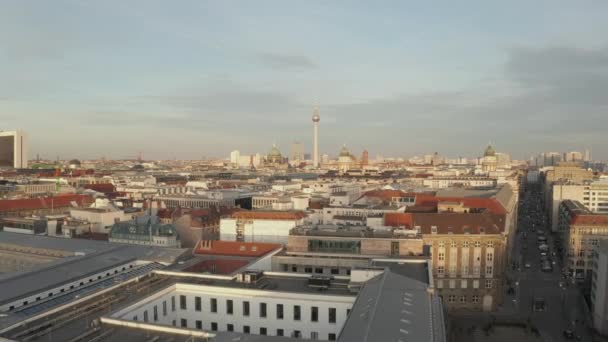 AERIAL:ベルリン中央の上に低い,美しい晴れた日にアレクサンダー広場のテレビ塔の眺めとミッテ — ストック動画