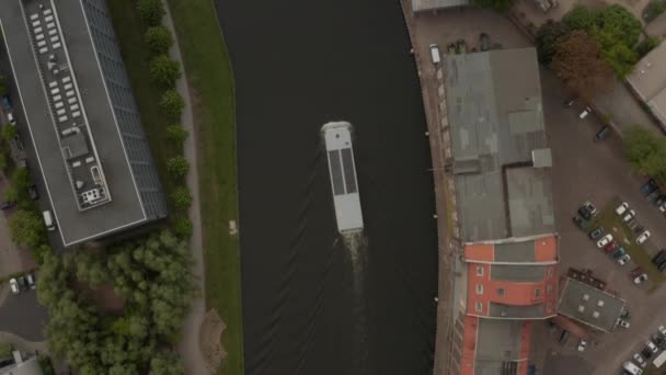 AERIAL: Vista aérea dos olhos das aves seguindo um barco no rio — Vídeo de Stock