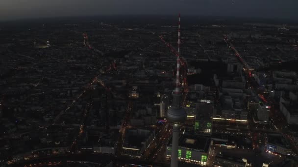 AERIAL: Más de Berlín Alemania TV Tower Alexanderplatz por la noche con el tráfico de City Lights — Vídeos de Stock