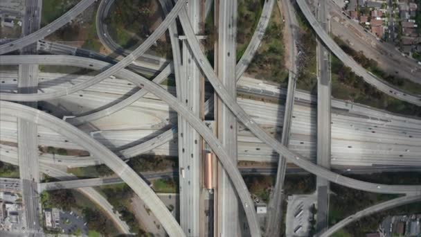 AERIAL: Spektakulära Overhead Skott av domare Pregerson Highway visar flera vägar, broar, viadukter med lite biltrafik i Los Angeles, Kalifornien på vackra soliga dagen — Stockvideo