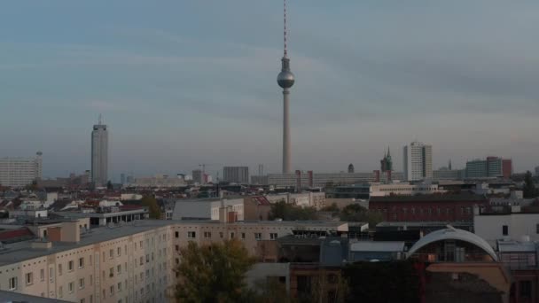 AERIAL: Over kleurrijk Berlijn, Duitsland centrum in herfstkleuren Rood, oranje en geel met uitzicht op alexanderplatz op prachtige zonsondergang — Stockvideo