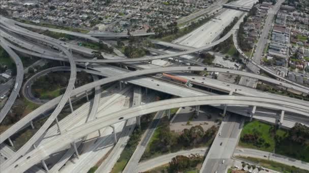 AERIAL: Spectacular Judge Pregerson Highway showing multiple Road, Bridges, Viaducts with little car traffic in Los Angeles, California on Beautiful Sunny Day — 图库视频影像
