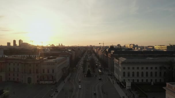 AERIAL: Scenisk lågflygning tråg upptagen Berlin, Tyskland Street mot Brandenburg Tor i vacker episk solnedgång ljus — Stockvideo