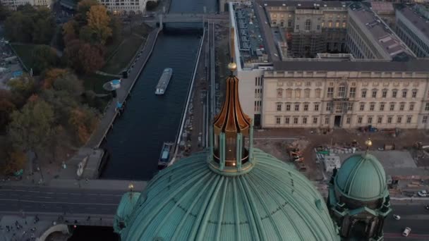 AERIAL: Circling Berlin Cathedral Top arany kereszt és utcák a háttérben, Németország őszi színek gyönyörű naplemente — Stock videók
