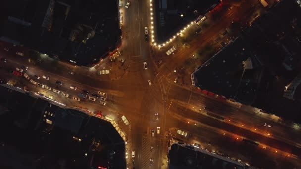 AERIAL: Widok ptaków na duży ruch skrzyżowań w nocy w Berlinie, Niemcy Rosenthaler platz ulicy z sygnalizacją świetlną miasta — Wideo stockowe