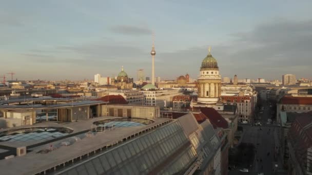 AERIAL: Χαμηλή πάνω από το Βερολίνο Central, Mitte με θέα στην Alexanderplatz TV Tower την όμορφη ηλιόλουστη μέρα — Αρχείο Βίντεο