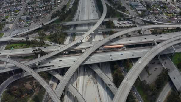 AERIAL: Poco a poco dando vueltas sobre el juez Pregerson enorme conexión de la carretera que muestra múltiples carreteras, puentes, viaductos con poco tráfico de coches en Los Ángeles, California en el hermoso día soleado — Vídeo de stock