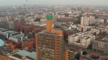 Berlin Almanya Atrium Kulesi Potsdammer Platz Gökdelen Şehri 'nin güzel turuncu sonbaharı, kış havası 