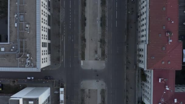 AERIAL: Slowly tilting up over Berlin Central with Pedestrians on Sidewalk and Car Traffic — Stock Video