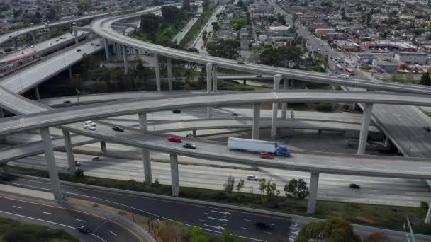 AERIAL: Vuelo que baja sobre el juez Pregerson Enorme conexión de la carretera que muestra múltiples carreteras, puentes, viaductos con poco tráfico de coches en Los Ángeles, California en el hermoso día soleado — Vídeos de Stock