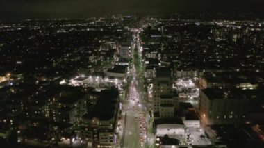 Hollywood Los Angeles 'ta, Wilshire Bulvarı Caddesi üzerinde, Sokaklar ve Trafik Işıkları Manzaralı Gece Uçuşu 