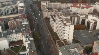 Tipik Alman sokak trafiği, otobüs toplu taşımacılığı ve güzel turuncu sonbaharda araba taşımacılığı, kış havası. 