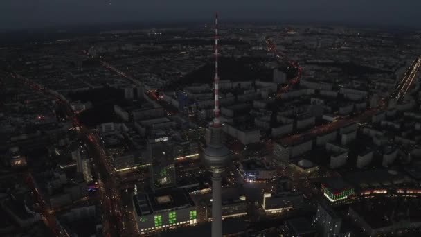AERIAL: Πάνω από το Βερολίνο Γερμανία TV Tower Alexanderplatz τη νύχτα με την κυκλοφορία City Lights — Αρχείο Βίντεο