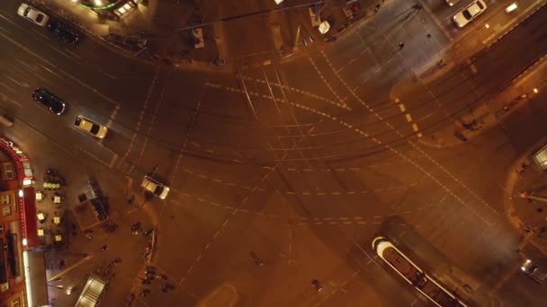 AERIAL: Вигляд на перехресний рух вночі в Берліні (Німеччина) на вулиці rosenthaler Platz з світлофорами в місті. — стокове відео