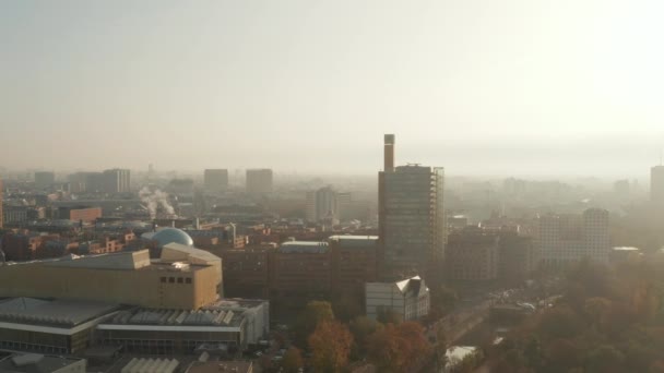 AERIAL: Pohled na Berlín, Německo Mrakodrapy se slunečním svitem mezi mrakodrapy v krásné oranžové podzimní sluneční mlze — Stock video