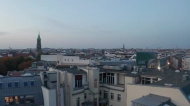 Berlin, Almanya 'da sonbahar renkleriyle kilise kulesi Güzel Günbatımında kırmızı, turuncu ve sarı
