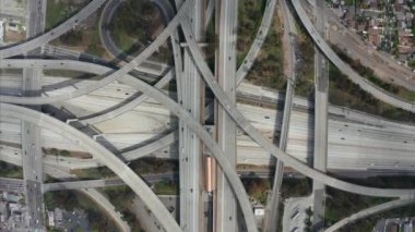 Yargıç Pregerson Otoyolu 'nun, Los Angeles, Kaliforniya' da güneşli bir günde çok sayıda otoyol, köprü ve viyadük trafiği gösteren muhteşem yukarıdan çekimi. 