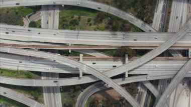 Yargıç Pregerson Otoyolu 'nun çekimleri Los Angeles, Kaliforniya' da güneşli bir günde birden fazla yol, köprü ve viyadük trafiğini gösteriyor.