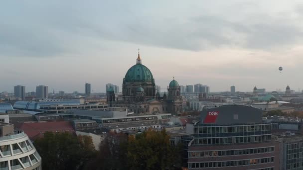 AERIAL: Über den Dächern von Berlin, Deutschland Innenstadt in Herbstfarben in Richtung Berliner Dom bei schönem Sonnenuntergang — Stockvideo