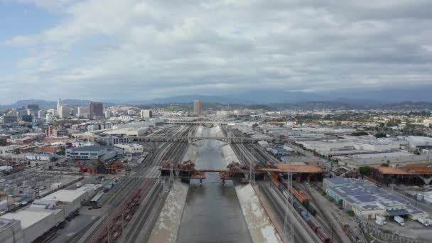 AERIAL: View over Los Angeles River Bridge Being Built under Construction Site with Overcast Cloudy Sky — Stock Video