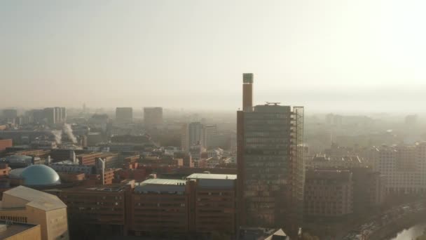 AERIAL: Widok na Berlin, Niemcy Drapacze chmur ze światłem słonecznym między drapaczami chmur w pięknej pomarańczowej jesiennej mgle — Wideo stockowe