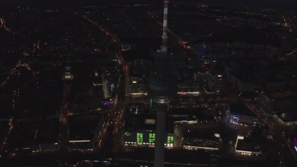 AERIAL: Närbild av Berlin Tyskland TV Tower Alexanderplatz på natten med City Lights trafik — Stockvideo