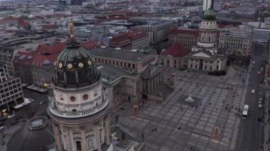 Gün batımında Berlin 'in merkezinde, Plaza' nın üzerinde yavaşça eski güzel kiliseyi geçiyor. 