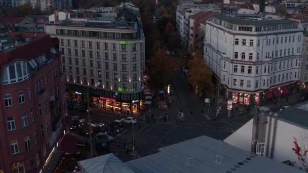 AERIAL: Blick auf den großen Kreuzungsverkehr bei Sonnenuntergang in Berlin, Deutschland Rosenthaler Platz Straße mit Ampel — Stockvideo