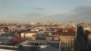 Berlin Merkez üzerinde alçak, Mitte güzel güneşli bir günde Alexanderplatz TV Kulesi 'ni görüyor. 