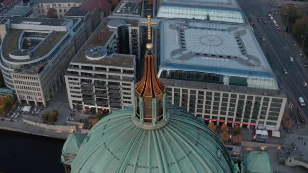 AEREO: Primo piano della Cattedrale di Berlino, Germania in autunno colori al bellissimo tramonto — Video Stock