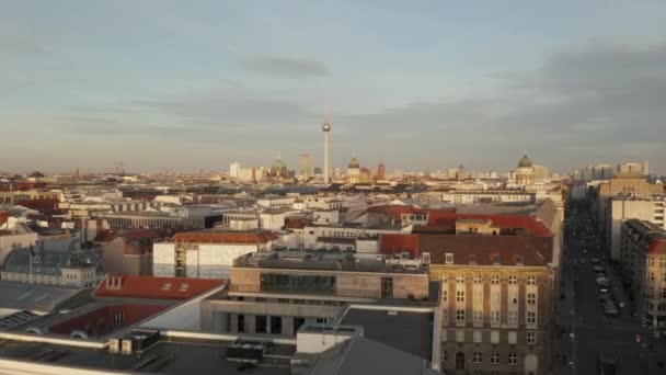 AERIAL: Χαμηλή πάνω από το Βερολίνο Central, Mitte με θέα στην Alexanderplatz TV Tower την όμορφη ηλιόλουστη μέρα — Αρχείο Βίντεο