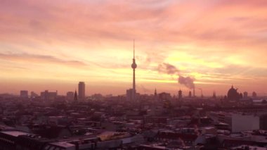 Berlin TV Kulesi 'nin güzel manzarası Alexanderplatz' ın çatılarında dumanlar tütütüyor.