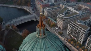 Berlin Katedrali, Almanya Sonbahar Renklerinde Güzel Gün Batımında