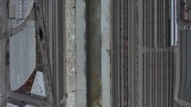 Yukarıda, Los Angeles Nehri üzerinde Birds Eye View Bulutlu Bulutlu Gökyüzü 'nde tren raylarının yanında 