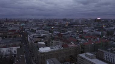 Günbatımında inşaat vinçleriyle Berlin Almanya 'nın merkezinde yavaşça uçuyor. 