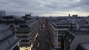 Berlin 'e Düşük Görüş: Mitte Friedrichstrasse ve Trafik Şehir Işıkları, Metro Tren İstasyonları Bulutlu Gün Batımından Bir Gün Önce 