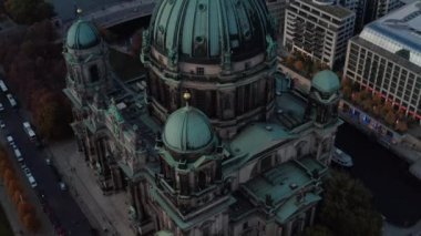 Berlin Katedrali, Almanya Sonbahar Renklerinde Güzel Gün Batımında